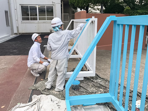 職業体験の参加生徒さんが今回は１名なので、つきっきりで塗装を指導しました（2019年6月14日　川西中学校）