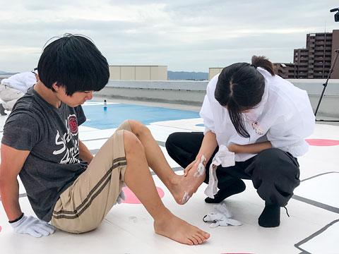 一人の生徒の足に塗料が付着してしまい、除去しています（2019年9月28日　三島高校）