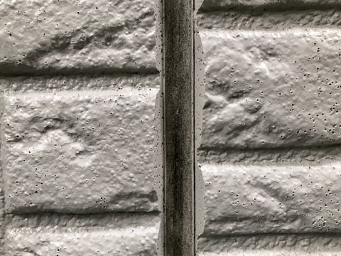 紫外線や熱・雨水などの影響で、表面塗膜が劣化し色あせた外壁