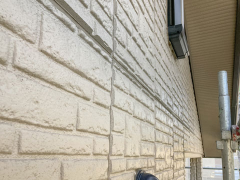 雨水が染み込み熱による乾燥を繰り返すことで、反り上がってしまった外壁