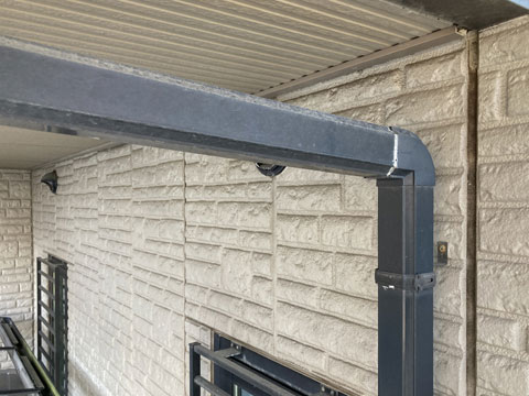 雨水、紫外線により雨樋の表面が劣化し、色あせています。