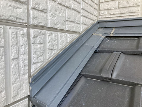 紫外線や雨水などの影響により、雨樋の表面が劣化し色あせた状態です。