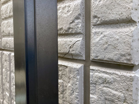 振動などの影響により、外壁を固定している釘まわりの外壁がひび割れています。