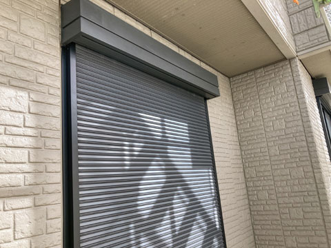 紫外線や雨水などの影響により、シャッターBOXの表面が劣化し色あせています。