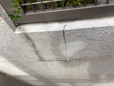 振動や衝撃などの影響で、外壁がひび割れています。(小さな隙間からも雨水が浸入し、塗膜や壁材に悪影響を及ぼす可能性があります。)