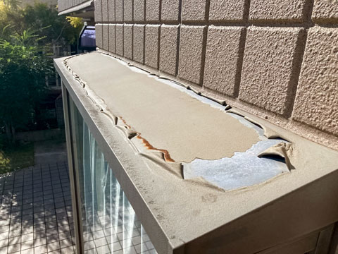 紫外線や、熱などの影響を受けたことでシャッターBOXを保護している塩化ビニールが劣化し、剥離しています。また、錆が付着しています。