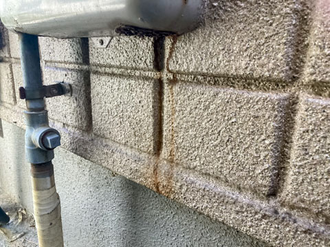 紫外線や雨水などの影響を受けて外壁表面塗膜が劣化し、撥水機能が低下したことで錆汁などの汚れが付着しています。