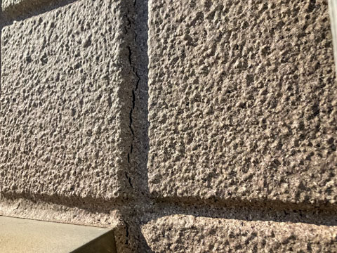 紫外線や振動などで外壁目地のコーキングが劣化し、脂分（可塑剤）が抜けて固くなり、ひび割れています。（可塑剤は輪ゴムなどにも含まれており、伸縮させる役割があります。）