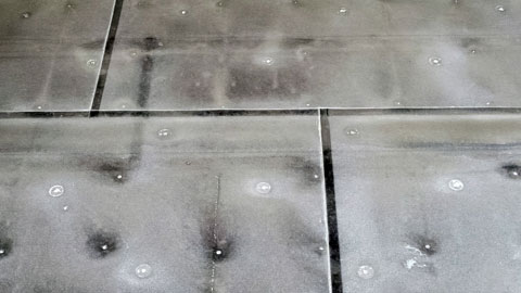 紫外線や雨、熱などの影響で屋上土間の防水層が劣化し、色あせや汚れの付着が見られます。