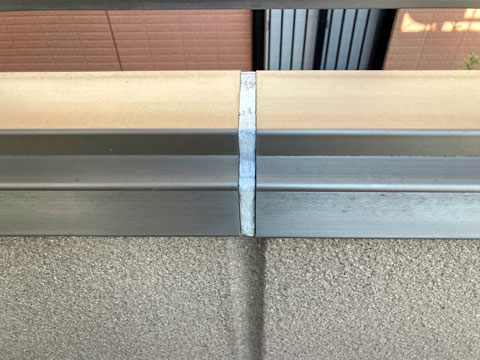 紫外線や振動などの影響で、笠木のジョイント部分のコーキングが劣化し、脂分（可塑剤）が抜けて固くなり、ひび割れています。（可塑剤は輪ゴムなどにも添加されるもので、材質を伸縮させる役割があります。）