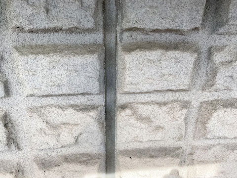 紫外線や振動などの影響を受けて外壁目地のコーキングが劣化し、脂分（可塑剤）が抜けることで固くなり、ひび割れています。（可塑剤は輪ゴムなどにも含まれ、伸縮させる役割があります。）