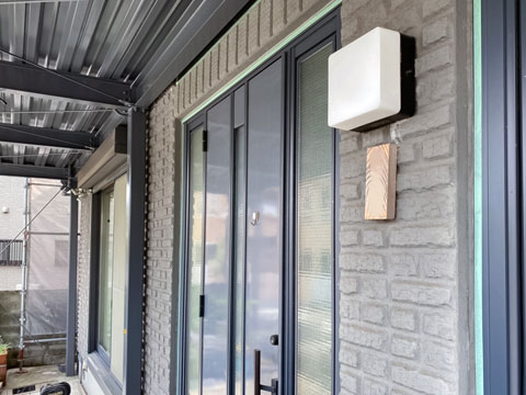 紫外線や雨水などの影響を受けて外壁表面塗膜が劣化し、色あせています。