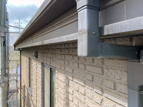 紫外線や雨水などの影響を受け、破風板の表面が劣化して色あせています。