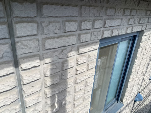 紫外線や雨水などの影響を受けて劣化した、外壁の表面塗膜が色あせています。