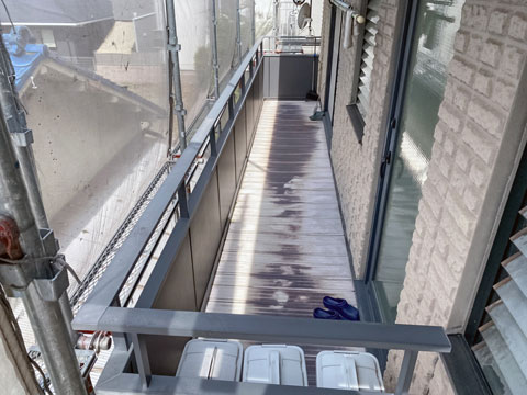 紫外線や雨水などによりベランダフロアパネルの表面が劣化し、撥水性（水を弾く力）の低下により、汚れが付着しています。