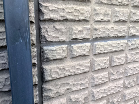 紫外線や雨水などの影響で外壁目地のコーキングが劣化し、脂分（可塑剤）が染み出して汚れなどと反応し、表面が黒ずむブリード現象が起きています。（ブリード現象は、コーキング劣化の初期症状となります）