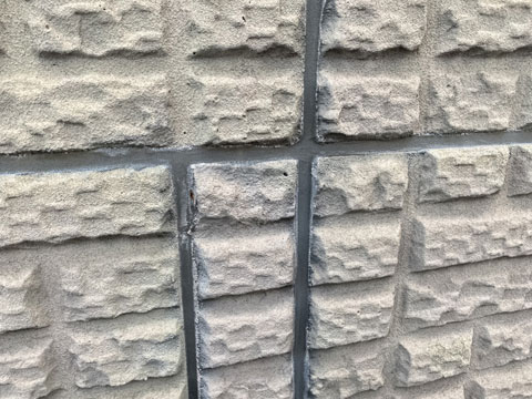 紫外線や雨水などの影響で外壁目地のコーキングが劣化し、脂分（可塑剤）が染み出して汚れなどと反応し、表面が黒ずむブリード現象が起きています。（ブリード現象は、コーキング劣化の初期症状となります）