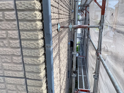 紫外線や雨水などの影響で外壁表面塗膜が劣化し、色あせています。