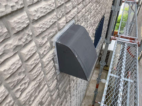 紫外線や雨水などの影響により換気フードの表面塗膜が劣化し、色あせています。