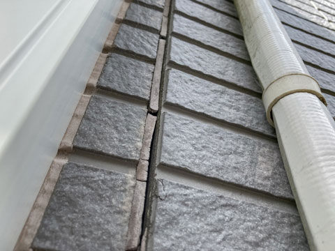 紫外線や振動などの影響で外壁目地のコーキングが劣化。脂分（可塑剤）が抜けて固くなり、ひび割れ、欠落している。