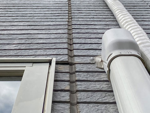 紫外線や雨水により外壁表面の塗膜が劣化し、雨水が染み込んでは乾燥を繰り返したことにより、外壁が反り上がっています。（劣化が進行すると、捲れや破損に繋がるため、注意が必要です。）