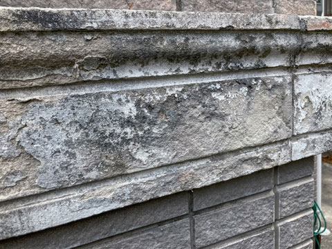 紫外線や雨水、湿気などの影響で、幕板の表面塗膜が劣化し、捲れています。