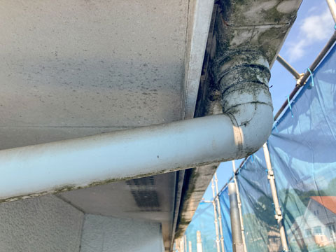 紫外線や熱などの影響で雨樋の表面塗膜が劣化し、撥水性が低下したことにより、汚れが付着しています。