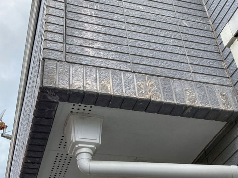 紫外線や雨水などの影響で、ベランダテラスのアクリル板劣化し色あせとくすみがあります。このままいくとひび割れて破損に繋がります。