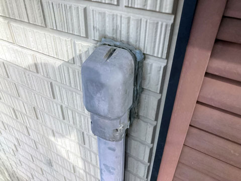 紫外線や雨水などの影響で、付帯部（スリムダクト）が劣化し、色あせてきています。