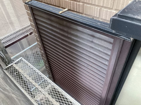 紫外線や雨水などの影響で雨戸が劣化し、色あせてきています。