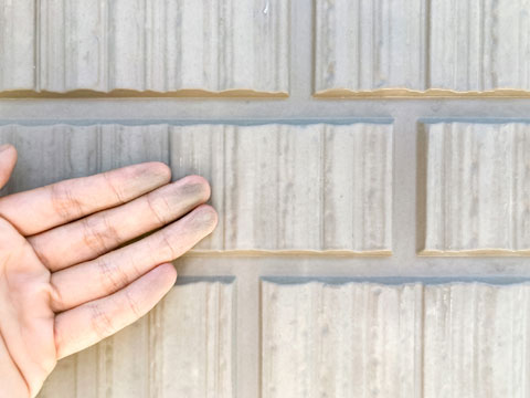 チョーキング現象を起こしている外壁