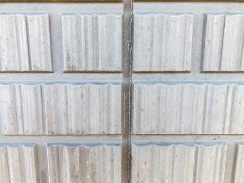 紫外線や振動などの影響で劣化し、ひび割れてしまったコーキング