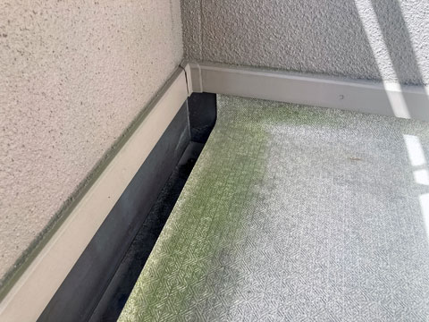 雨水や湿気などの影響で、ベランダシート防水の撥水性が低下し、コケが付着しています。