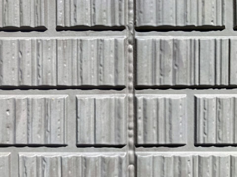 紫外線や熱などの影響で、シーリング材が膨張しています。主に施工時に空気混入した状態が原因になります。