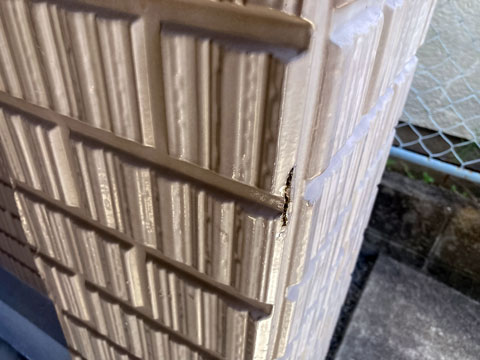 紫外線や雨水などの影響で、膨張・収縮の繰り返し反りや浮きが生じ、ひび割れています。