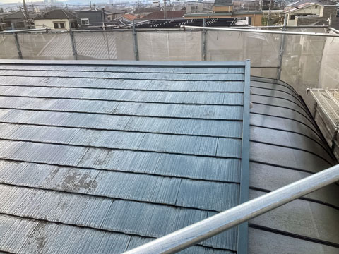 紫外線や雨水などの影響で、屋根表面塗膜が劣化し色あせや撥水性の低下により汚れが付着しています。