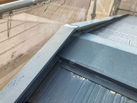 紫外線や雨水などの影響で、屋根板金の表面塗膜が劣化し色あせています。