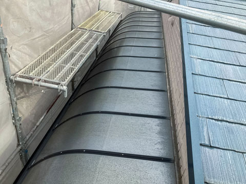 紫外線や雨水などの影響で、ベランダテラスのアクリル板劣化し色あせとくすみがあります。このままいくとひび割れて破損に繋がります。