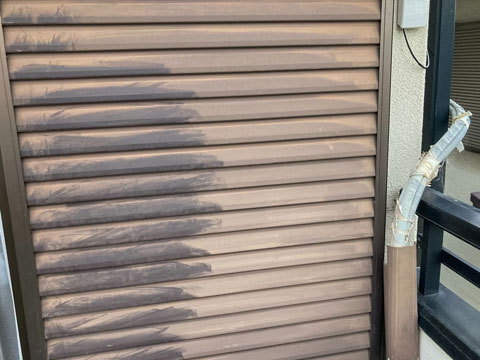 紫外線や雨水などを受けて雨戸の表面塗膜が劣化し、色あせています。