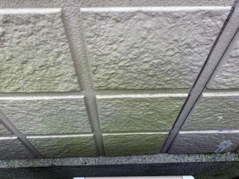 紫外線や雨水などを受けて来た外壁表面の塗膜が劣化し、撥水性の低下によりコケなどの汚れが付着しています。