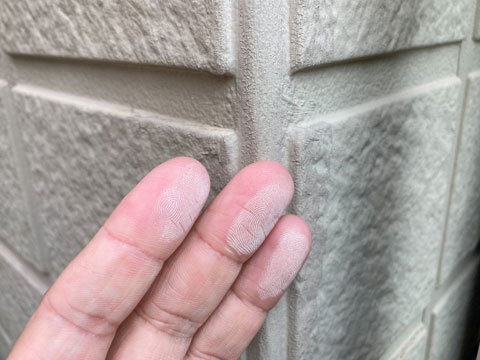 紫外線や雨水などにより外壁表面の塗膜が劣化し、手で触ると色の粉が付くチョーキング現象が起こっています。(チョーキング現象は塗膜劣化の初期症状の一つです。撥水性が低下しているため、雨水の染み込みや汚れが付着しやすい状態です。)