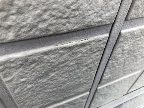 振動や衝撃などによる経年変化で、外壁がひび割れています。(小さな隙間からも雨水が浸入し、塗膜や壁材に悪影響を及ぼす可能性があります。)