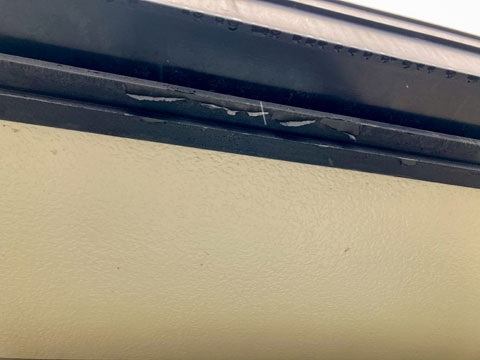 湿気や雨水などの影響により、破風板の表面塗膜が剥離し素地が露出しています。