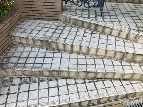 紫外線や雨水、歩行などにより、階段の土間に汚れが付着しています。