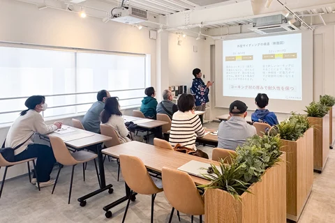 住まいるプラザでの塗装勉強会風景