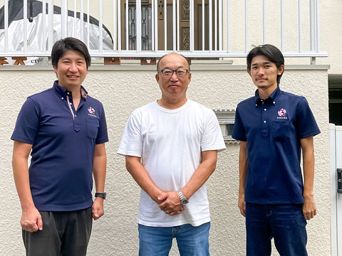 М様と弊社工事本部長向井（左）と営業部新出（右）