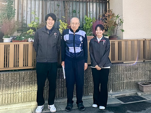 Ａ様と弊社営業小林（左）とカスタマーサポート東（右）