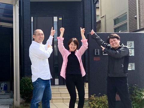 Ｙ様ご夫妻と弊社営業長（写真右）