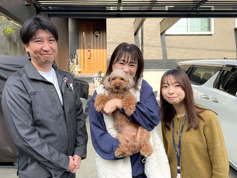 I様ご家族と弊社工事本部長向井