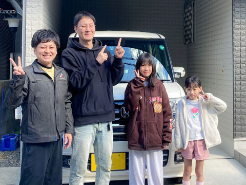 Ｈ様ご家族と弊社営業部　長（左端） 施工後